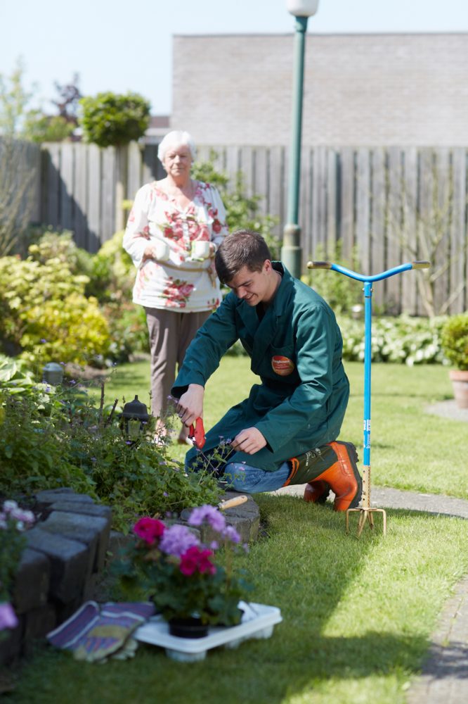 Lifestyle fotografie - hulp in de tuin bij ouderenzorg