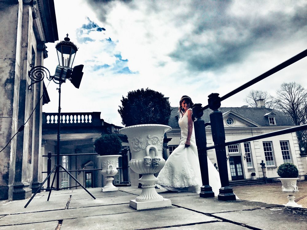 Behind the scenes met een fotoshoot met trouwjurken