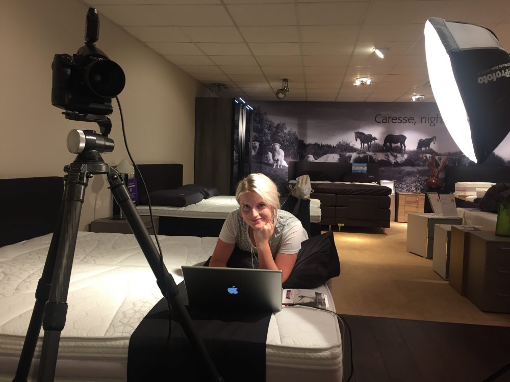 Lisa Smit achter de schermen tijdens een shoot van Niek Erents Fotografie